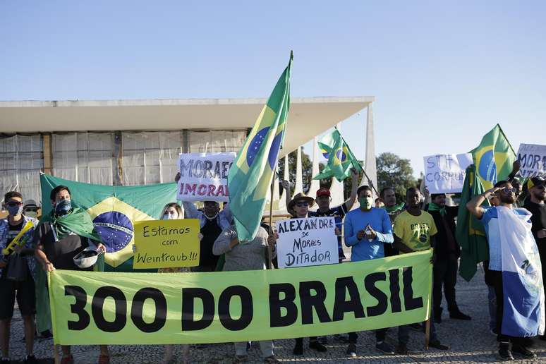 Simpatizantes do presidente da República, Jair Bolsonaro, entre eles integrantes do grupo &#034;300 do Brasil&#034;, realizam manifestação na Praça dos Três Poderes, em Brasília