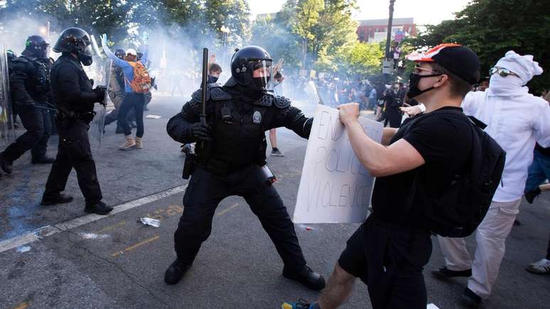 Agentes usaram gás para dispersar manifestantes no trajeto que Trump pretendia fazer