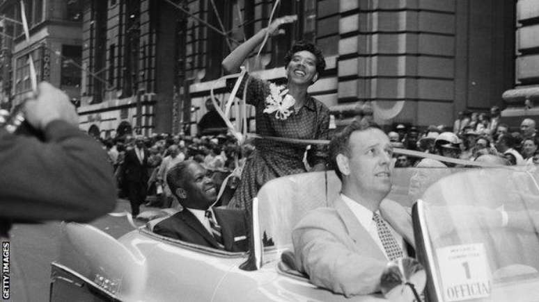 Em seu retorno, ap&oacute;s ganhar o torneio de Wimbledon por primeira vez, em 1957, Gibson foi recebida em Nova York por uma multid&atilde;o orgulhosa