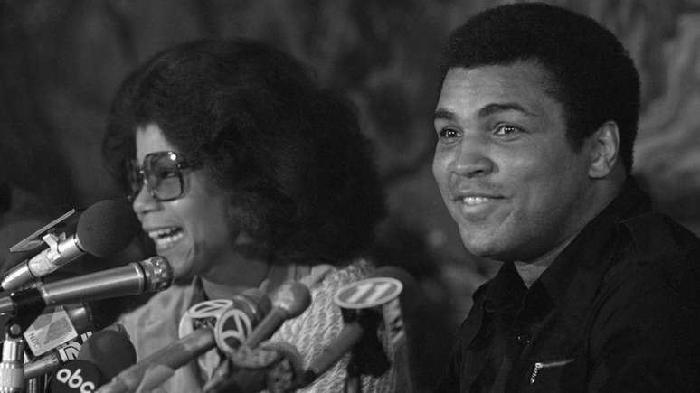 Rudolph ao lado de Muhammad Ali, v&aacute;rios anos depois de eles fazerem hist&oacute;ria nas Olimp&iacute;adas de Roma