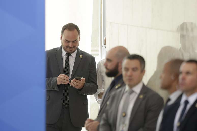 O vereador Carlos Bolsonaro (Republicanos-RJ) durante cerimônia de posse do então ministro da Saúde, o oncologista Nelson Teich