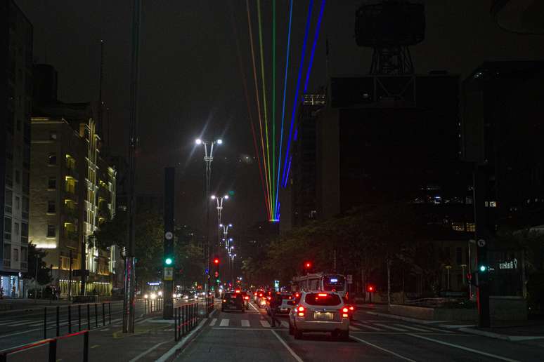 Projecao de luzes em formato de arco iris em homenagem a 24 Parada do Orgulho LGBT, de Sao Paulo e projetada na regiao da Avenida Paulista. Sao Paulo, capital, domingo (14)