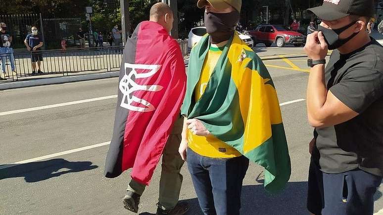 Bandeira vermelho e negra com brasão ucraniano é considerada um símbolo ligado ao neonazismo