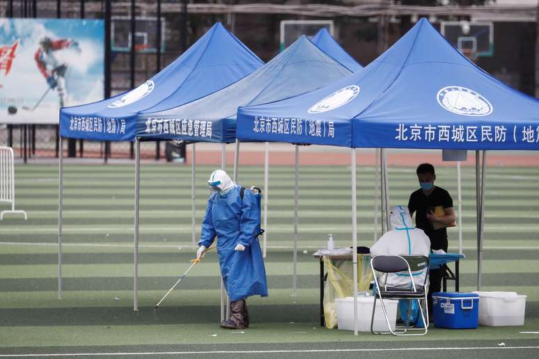 Homem usa spray desinfetante em local de teste para detectar Covid-19 em Pequim
15/06/2020 REUTERS/Thomas Peter