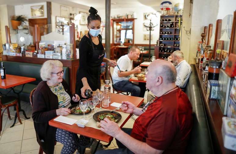 Restaurantes de Paris reabrem salões internos
15/06/2020
REUTERS/Charles Platiau