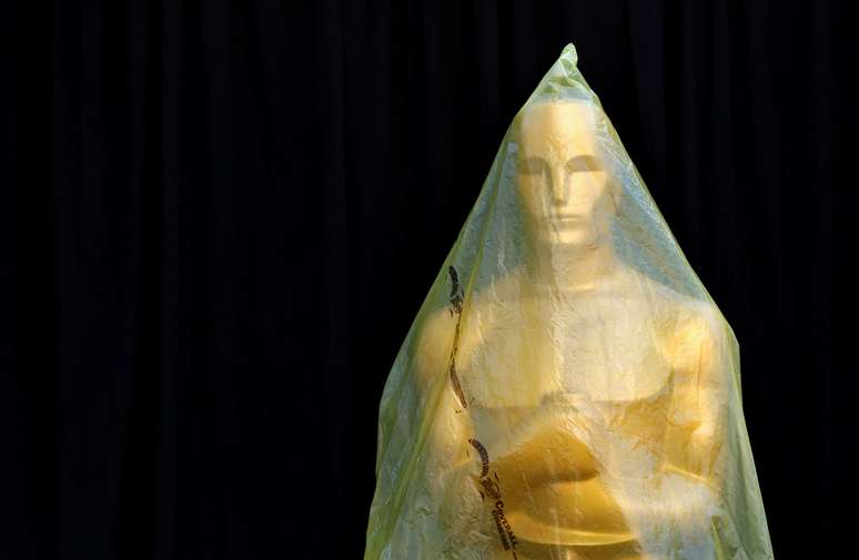 Estátua do Oscar coberta de plástico durante preparativos para cerimônia em Los Angeles
21/02/2015
REUTERS/Lucas Jackson