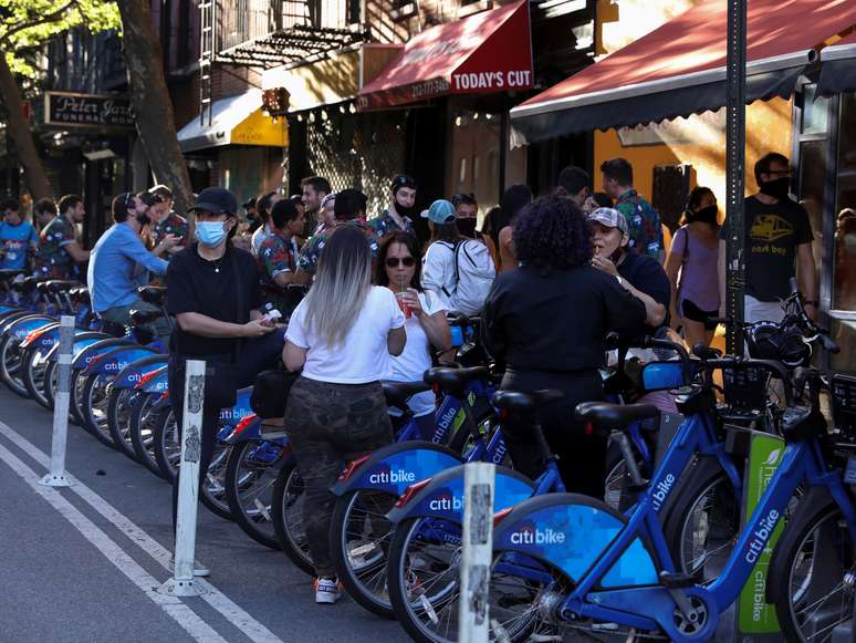 Pessoas do lado de fora de bar em Nova York
13/06/2020
REUTERS/Caitlin Ochs