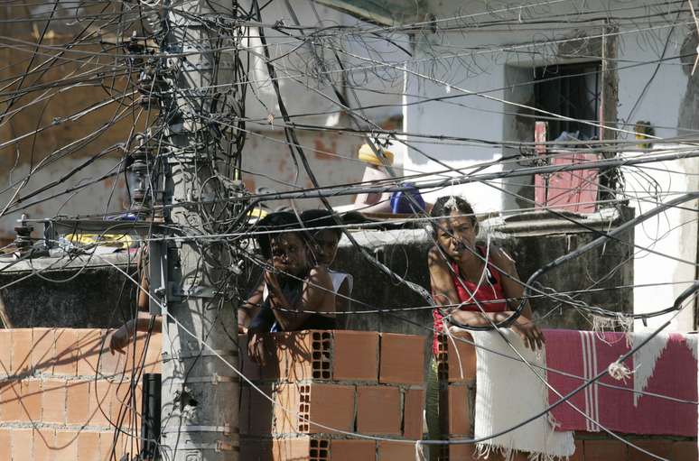 Cabos de distribui&ccedil;&atilde;o de energia em comunidade no Rio de Janeiro (RJ) 
19/08/2008
REUTERS/Bruno Domingos