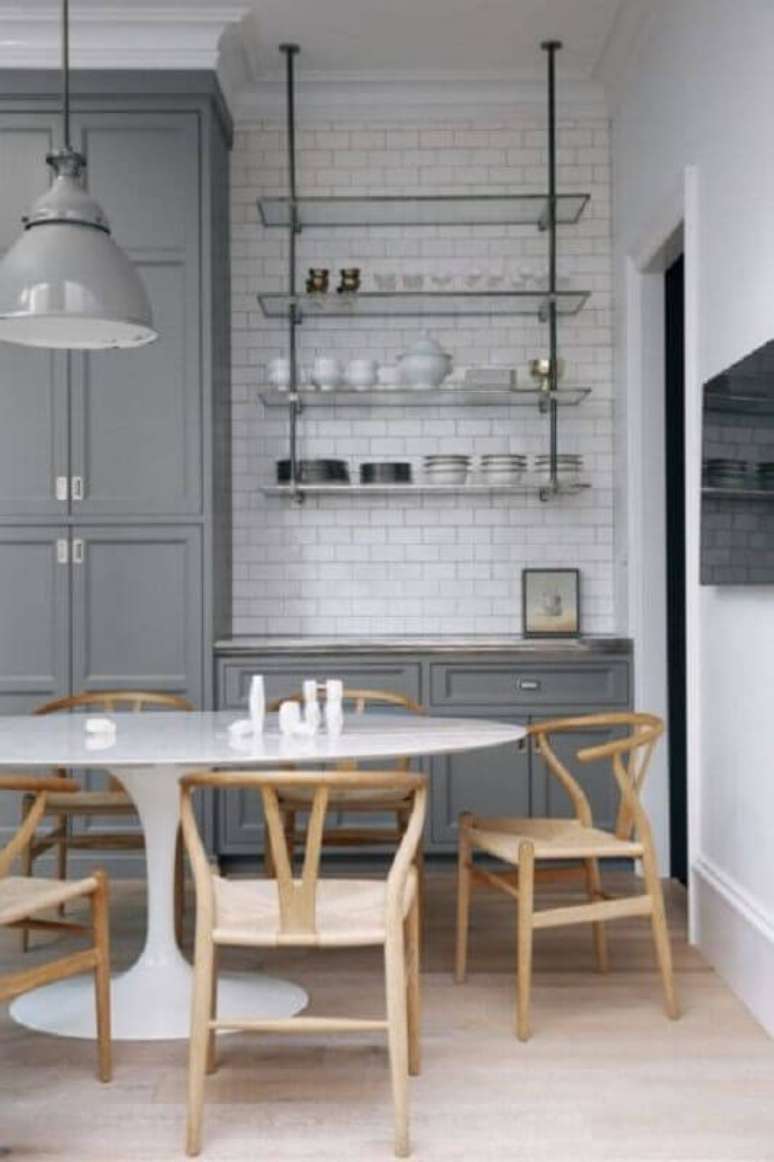 7. Cozinha cinza decorada com prateleira aramada suspensa – Foto: Futurist Architecture