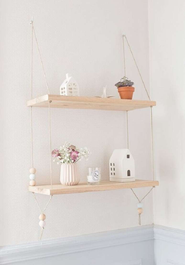 11. Decoração clean com prateleira de madeira suspensa por corda fina – Foto: Pinterest