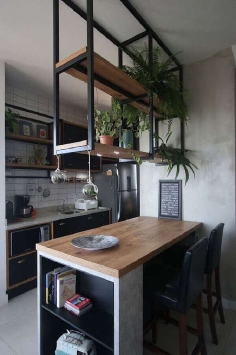 17. Decoração com estilo industrial para cozinha com prateleira aramada suspensa – Foto: Arkpad