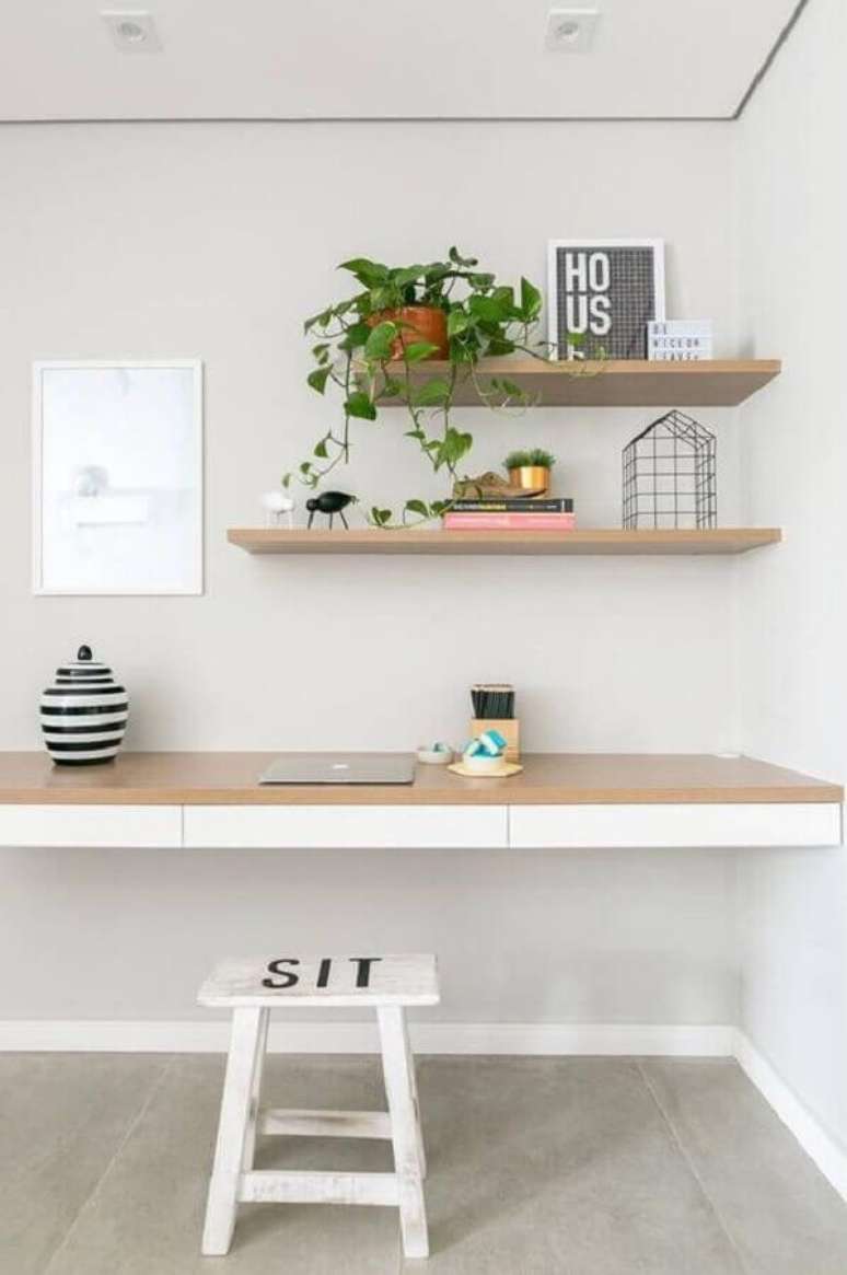 19. Decoração minimalista para home office com prateleira de madeira suspensa – Foto: Pinterest