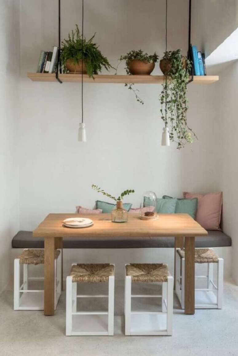 23. Decoração simples para sala de jantar com prateleira suspensa para plantas – Foto: Home Fashion Trend