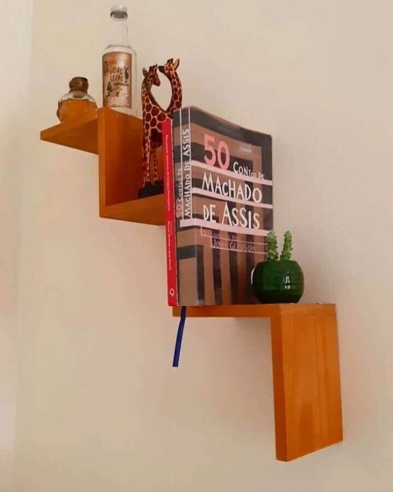 28. Design moderno de prateleira suspensa de madeira &ndash; Foto: Casa 646
