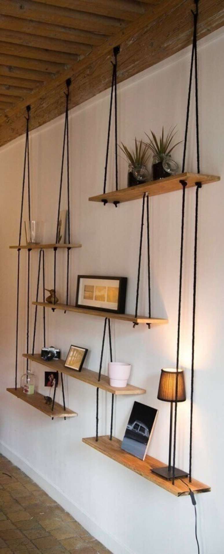 33. Parede decorada com prateleira de madeira suspensa por corda – Foto: Pinterest