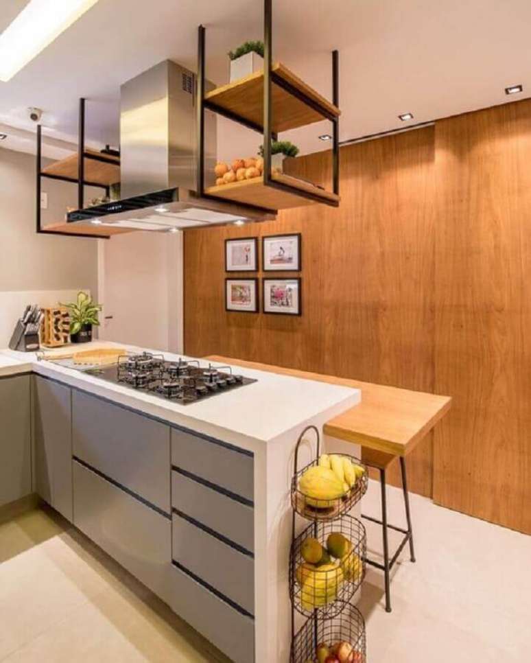 38. Prateleira suspensa cozinha planejada com bancada de madeira e cooktop – Foto: Home Fashion Trend