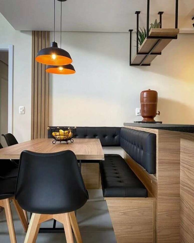 39. Prateleira aramada suspensa para sala de jantar decorada com canto alem&atilde;o e pendentes pretos &ndash; Foto: Adriana Stedille Desginer