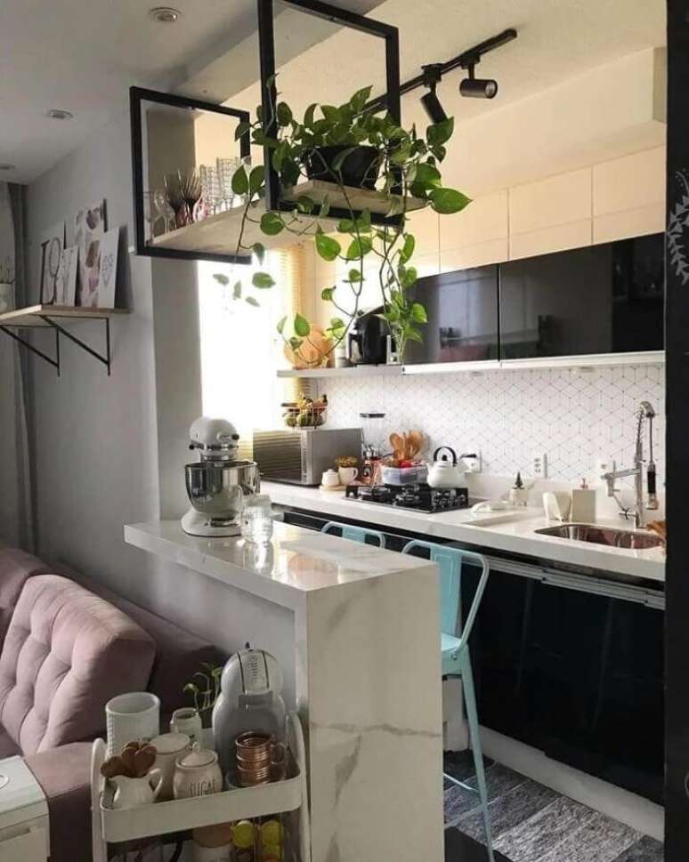 43. Prateleira suspensa cozinha americana simples com arm&aacute;rios pretos &ndash; Foto: Mini Ap&ecirc; 104