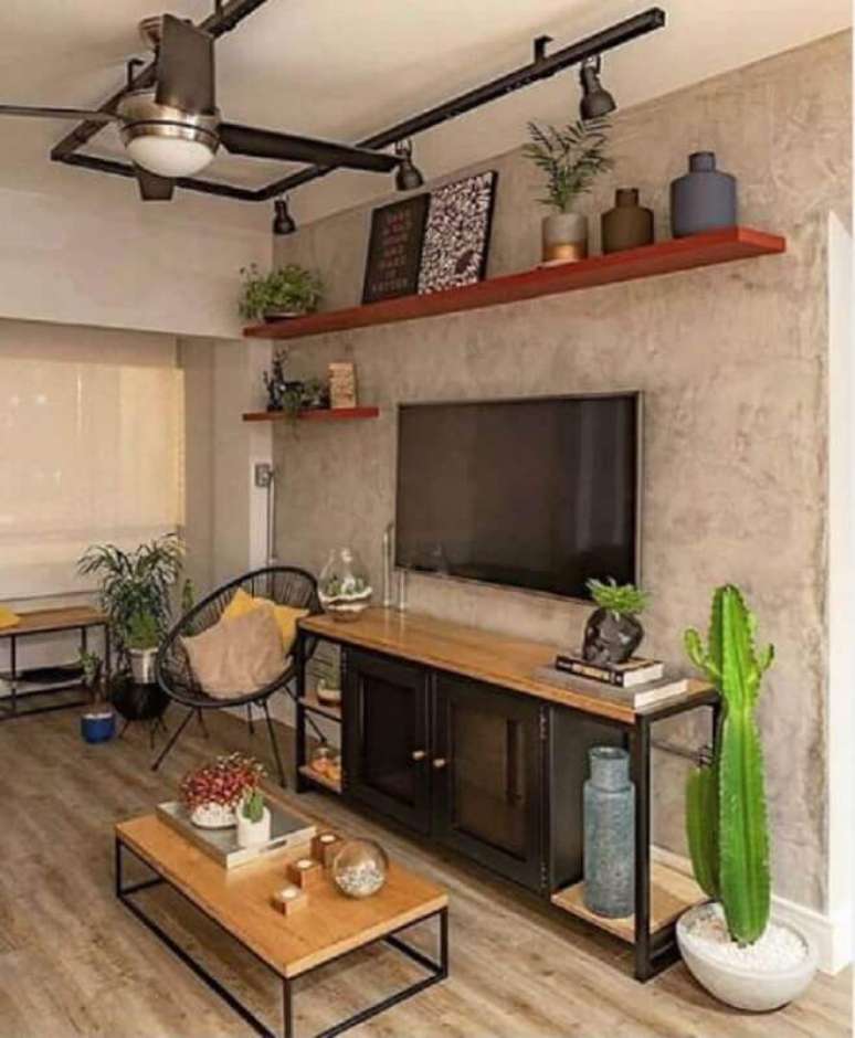 47. Prateleira suspensa para sala decorada com estilo industrial com parede de cimento queimado – Foto: Pinterest