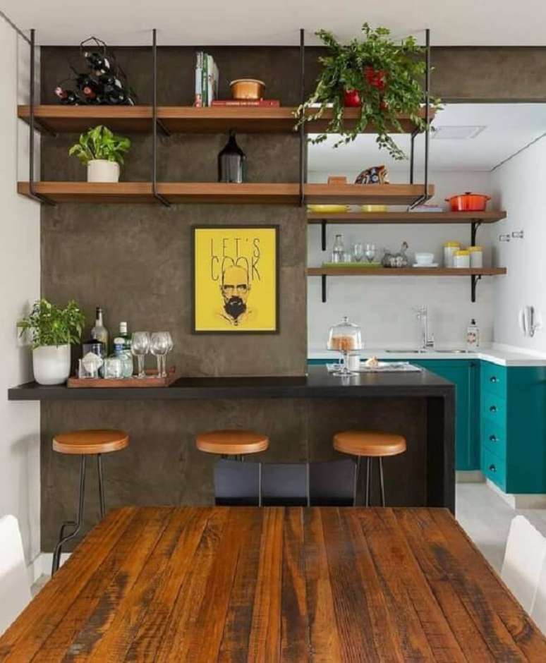 49. Prateleira suspensa para sala de jantar integrada com cozinha – Foto: DIY Home