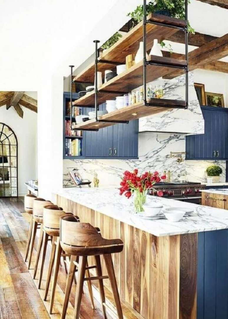 54. Prateleira suspensa teto para decora&ccedil;&atilde;o de cozinha planejada com bancada gourmet &ndash; Foto: ArchZine