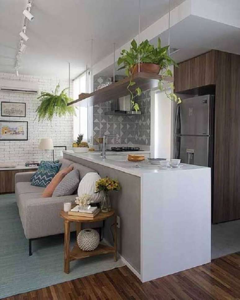 55. Prateleira suspensa teto para decoração de cozinha integrada com sala de estar – Foto: Sua Decoração