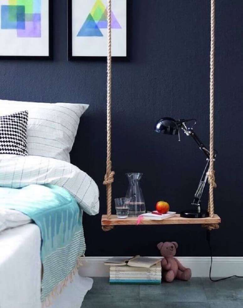 56. Quarto decorado com prateleira suspensa com corda no lugar do criado mudo &ndash; Foto: Viajando no Ap&ecirc;