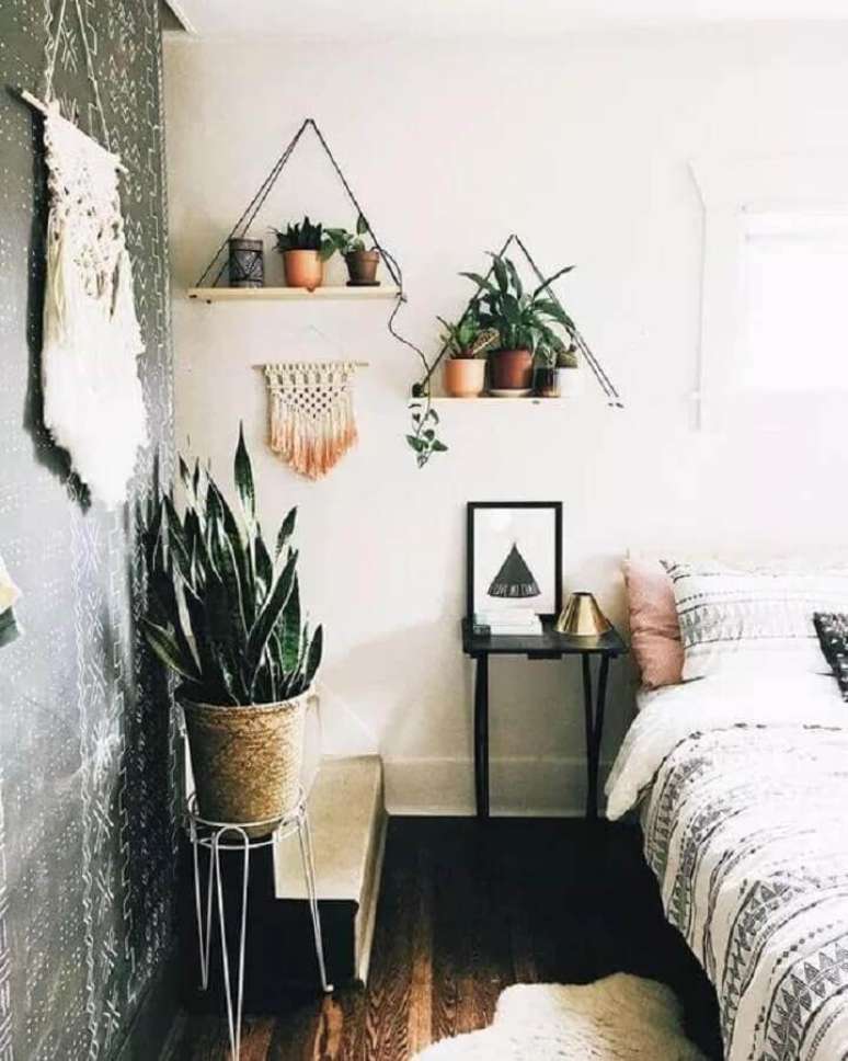 57. Prateleira suspensa para quarto decorado com vários vasos de plantas – Foto: Viajando no Apê