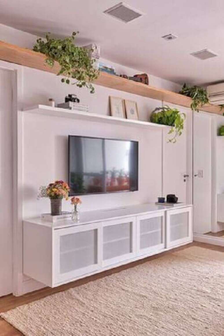 60. Sala branca decorada com rack e prateleira suspensa &ndash; Foto: Casa de Valentina