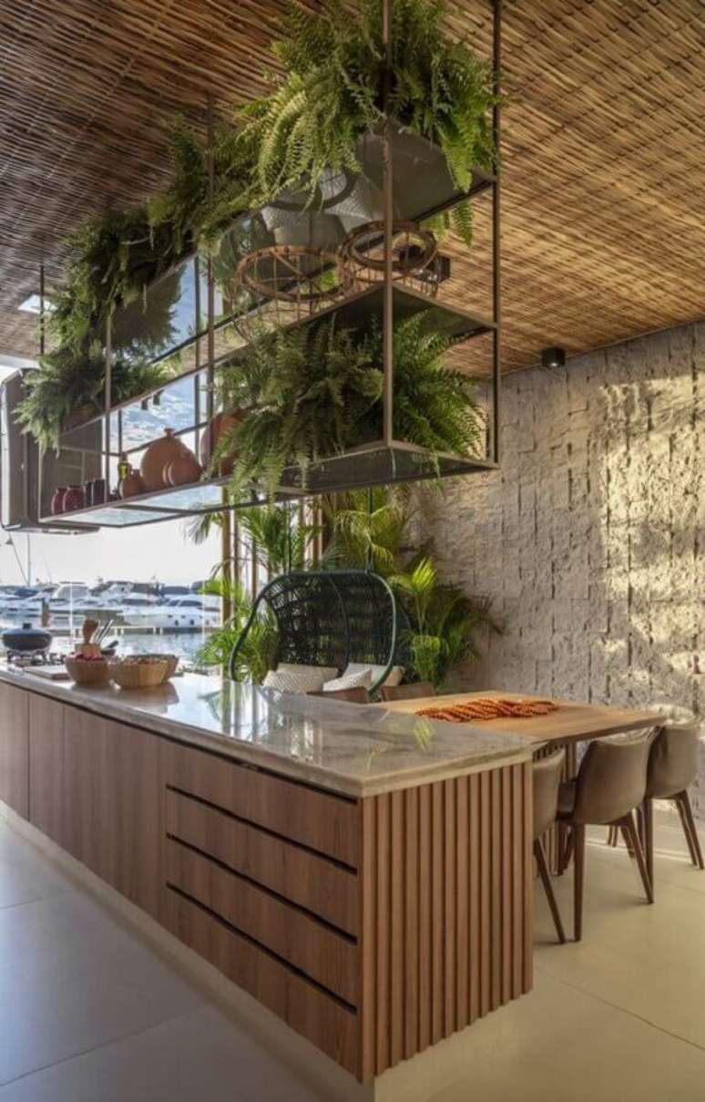63. Varanda gourmet decorada com prateleira suspensa para plantas – Foto: Futurist Architecture
