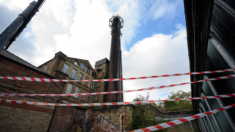 Torre de telefonia celular foi incendiada em Huddersfield em abril
