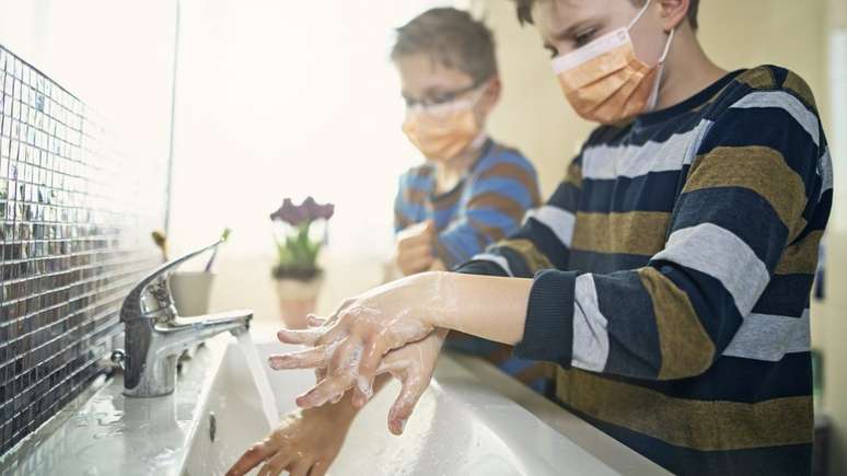 O uso de máscaras deve ser complementado por outros cuidados, como a higienização das mãos