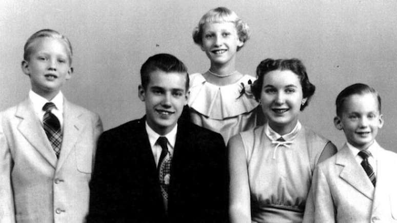 Donald Trump quando menino (&agrave; esq.) com os irm&atilde;os Fred, Elizabeth, Maryanne e Robert