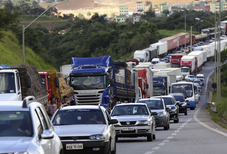 Congestionamento de ve&iacute;culos e caminh&otilde;es na rodovia BR 381,  Betim, MG
24/02/2015
REUTERS/Washington Alves 
