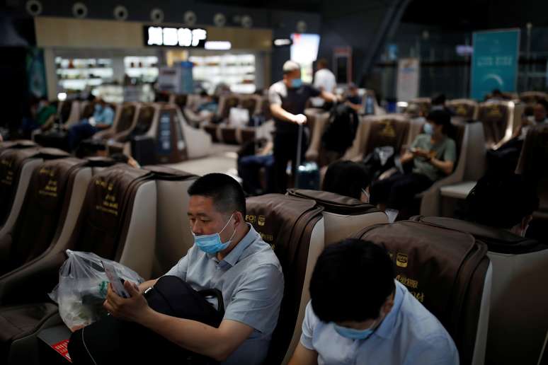Passageiros aguardam voos no aeroporto Xichang Qingshan
16/06/2020
REUTERS/Carlos Garcia Rawlins
