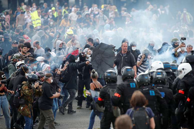 Manifestantes entram em confronto com a polícia em Paris
16/06/2020
REUTERS/Charles Platiau