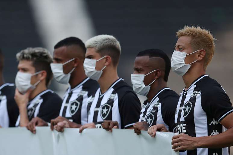 Jogadores do Botafogo de máscara em partida disputada antes da paralisação do futebol devido ao coronavírus
15/03/2020
REUTERS/Ricardo Moraes