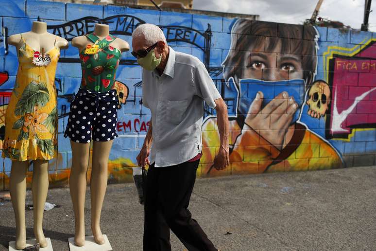 Homem caminha por calçada do Rio de Janeiro
16/06/2020
REUTERS/Pilar Olivares