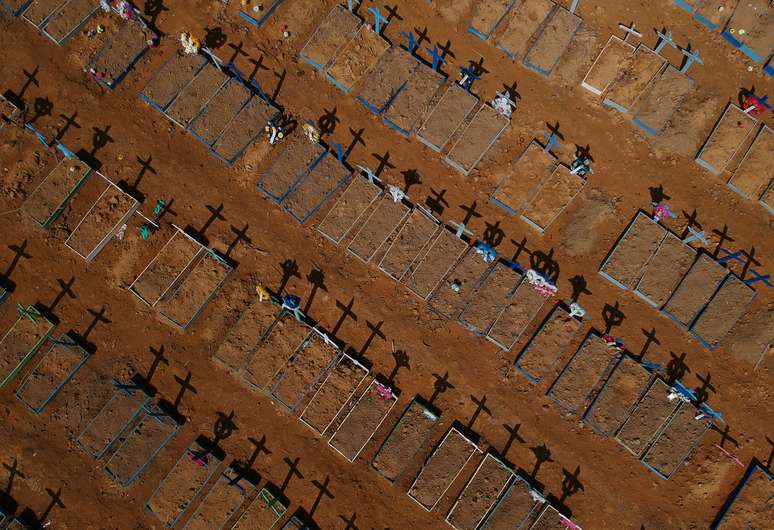 Imagem aérea de cemitério em Manaus
15/06/2020
REUTERS/Bruno Kelly