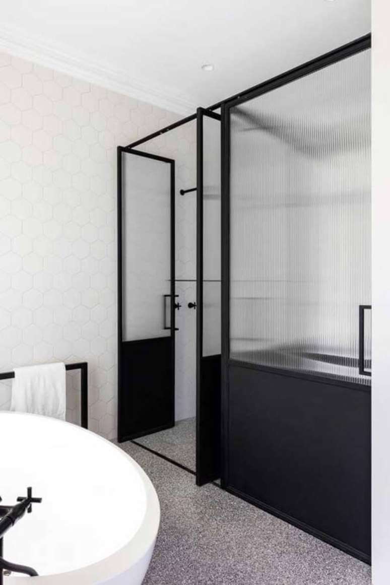 18. A porta de vidro canelado traz privacidade para aqueles que desfrutam da banheira. Fonte: Pinterest