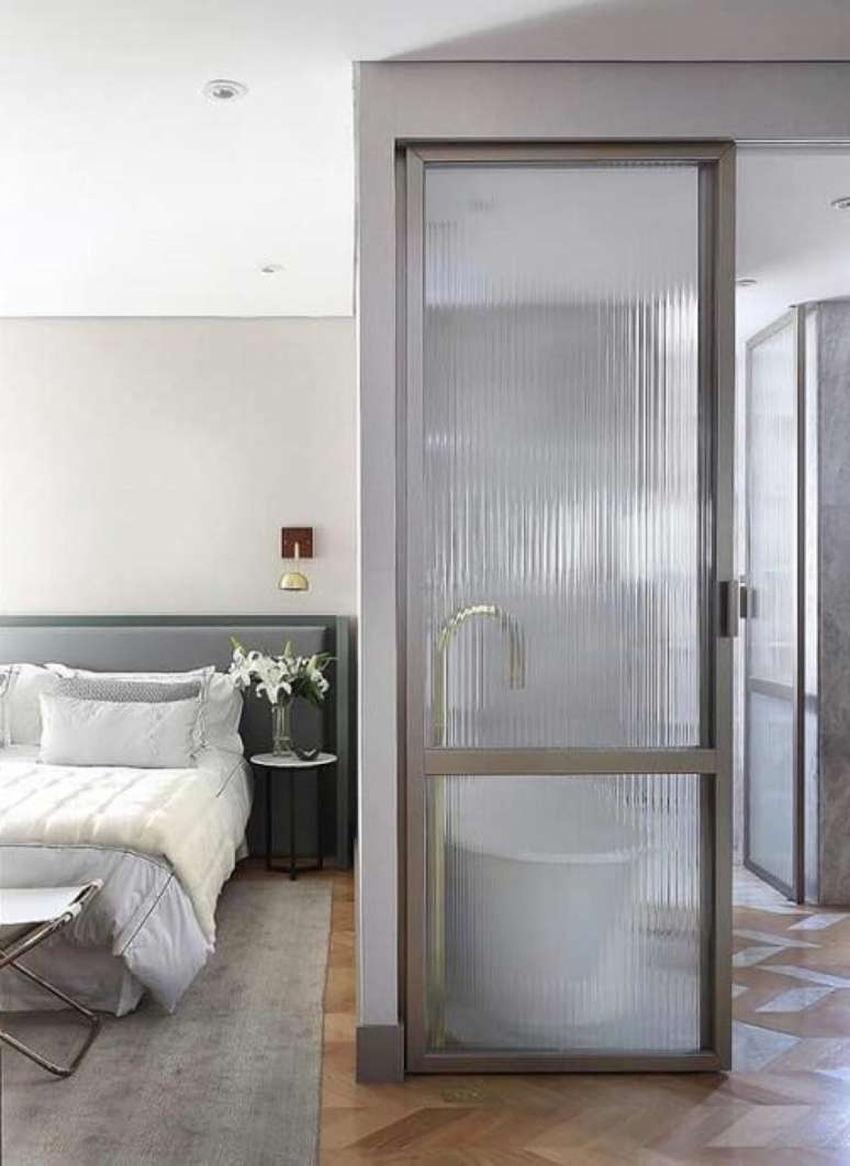 11. A porta do banheiro translúcida é feita com vidro canelado. Fonte: Pinterest