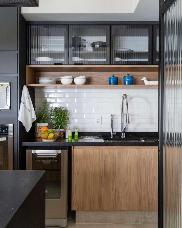 46. A transparência do vidro canelado trouxe charme para essa cozinha compacta. Fonte: Pinterest