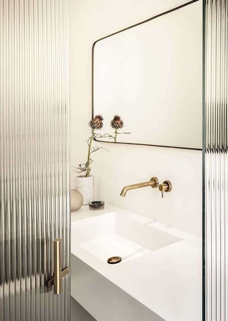 35. Banheiro com portas de vidro canelado. Fonte: Ideias Decor