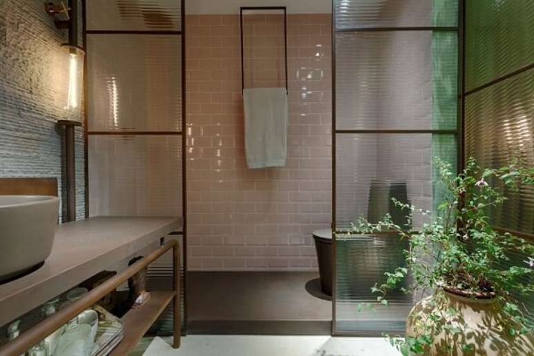 13. Banheiro sofisticado com divisória de vidro canelado. Fonte: Pinterest