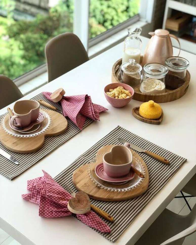 2. Café da manhã decorado com jogo americano de tecido – Via: Pinterest