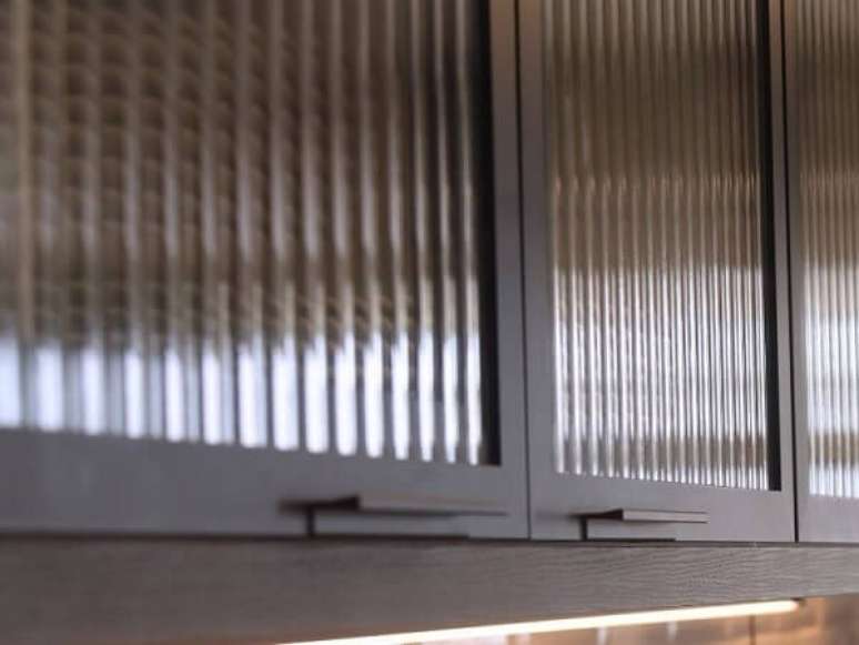 41. Detalhes do armário com vidro canelado fumê. Fonte: Solar Vidros