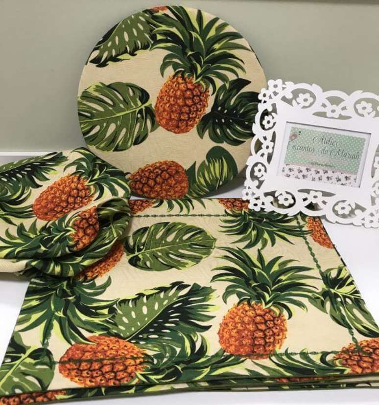 9. Jogo americano de tecido com estampa de abacaxi &ndash; Via: Pinterest