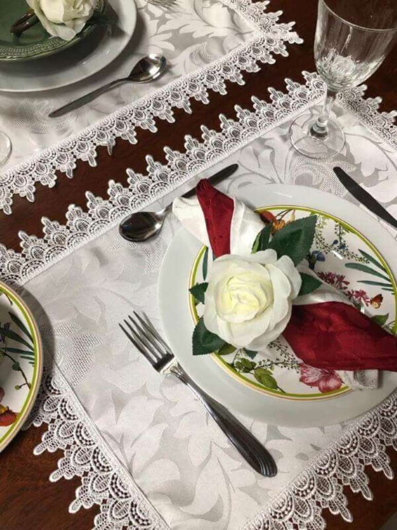 13. Jogo americano de tecido com bordado na borda &ndash; Via: Pinterest