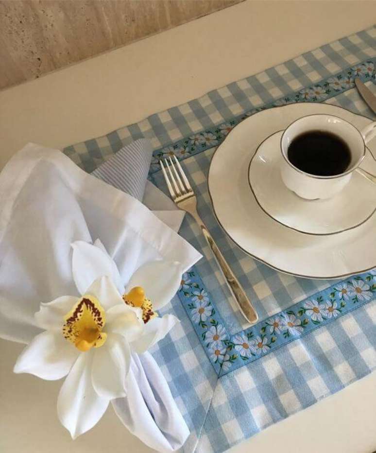 15. Jogo americano de tecido com porta guardanapo de flor &ndash; via: Pinterest