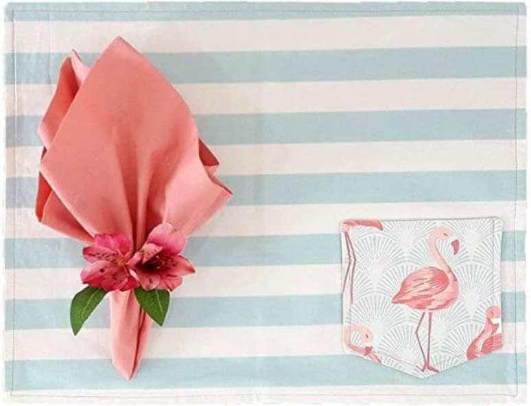 16. Jogo americano de tecido com porta talheres cor de rosa flamingos – Via: Pinterest